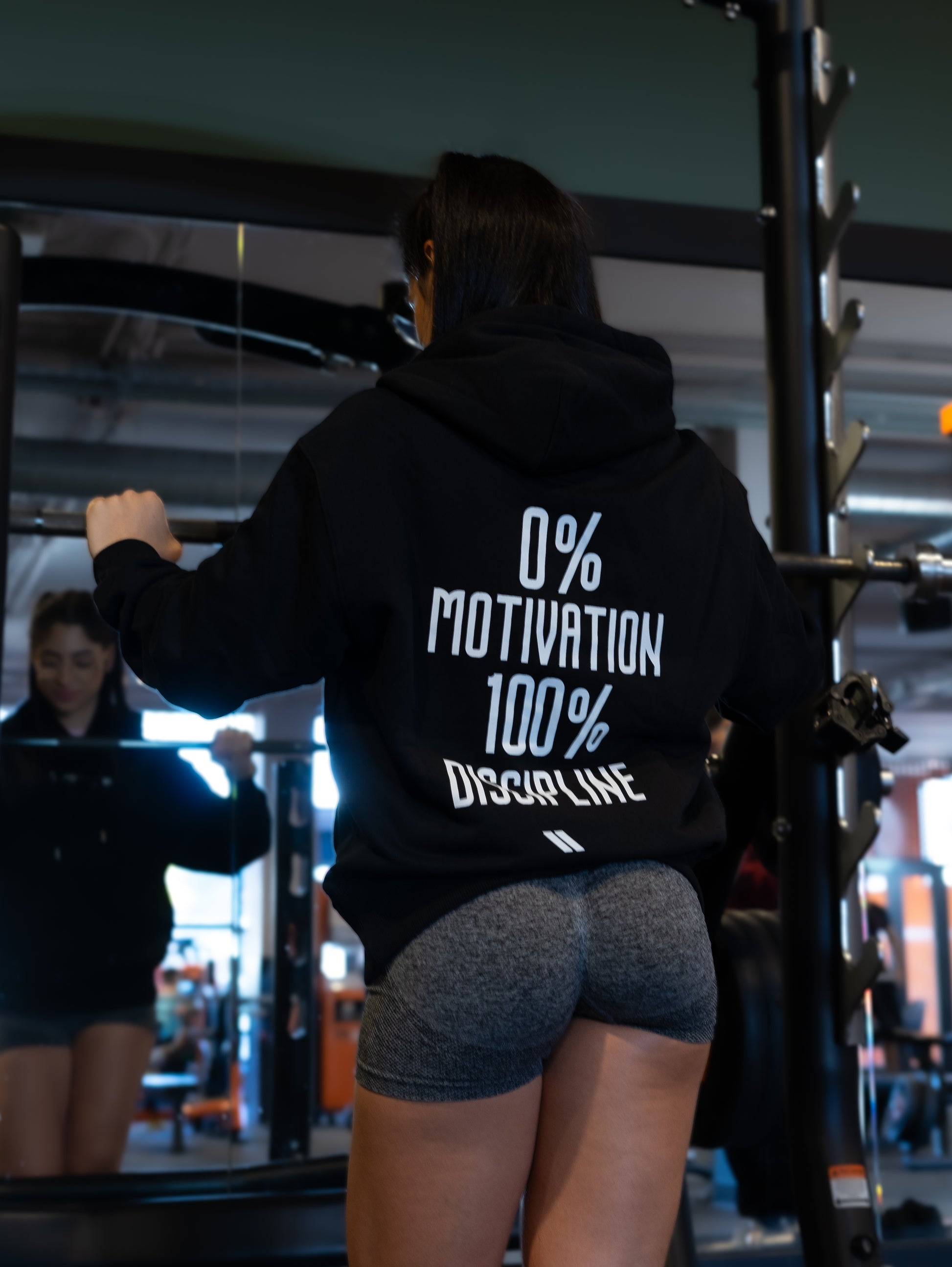 Hoodie ÍCARO oversize puesto, vista de cuerpo entero